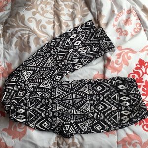 Black and white print leggings
